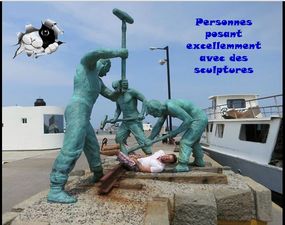 personnes_posant_avec_sculptures