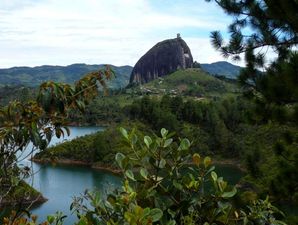 lieux_fascinants_guatape_pueblo_de_zocalos_stellinna