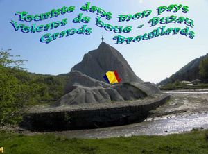 touriste_dans_mon_pays_volcans_de_boue_grands__brouillards_stellinna