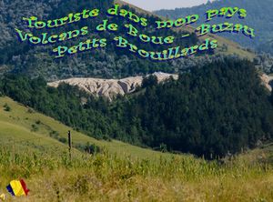 touriste_dans_mon_pays_volcans_de_boue_petits__brouillards_stellinna